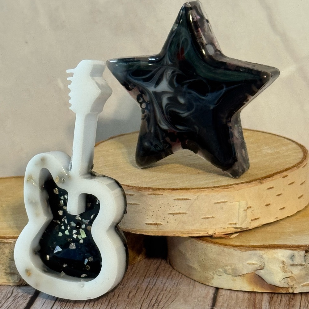 Black and White Resin Star and Guitar Magnet Set